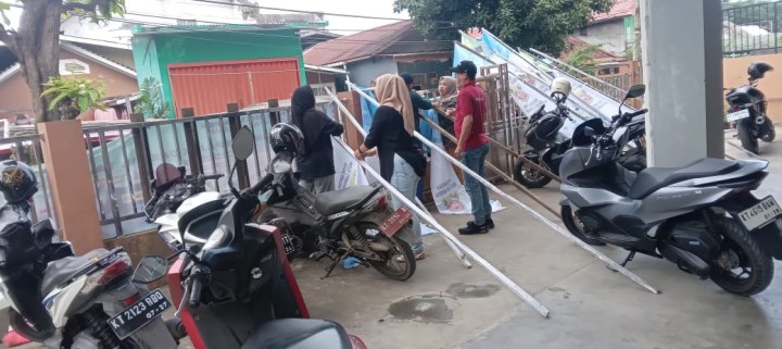 Perangkat Kelurahan Sungai Dama Bersatu, Hiasi Lingkungan dengan Umbul-Umbul