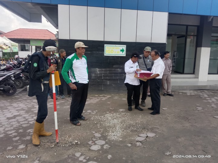 Kasi Pem Sungai Dama dan KJPB Lakukan Pengukuran Tanah di Rumah sakit Atma Husada"