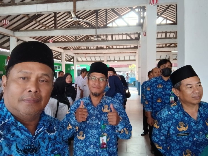 Menghadiri Upacara Bendera HUT RI ke - 79