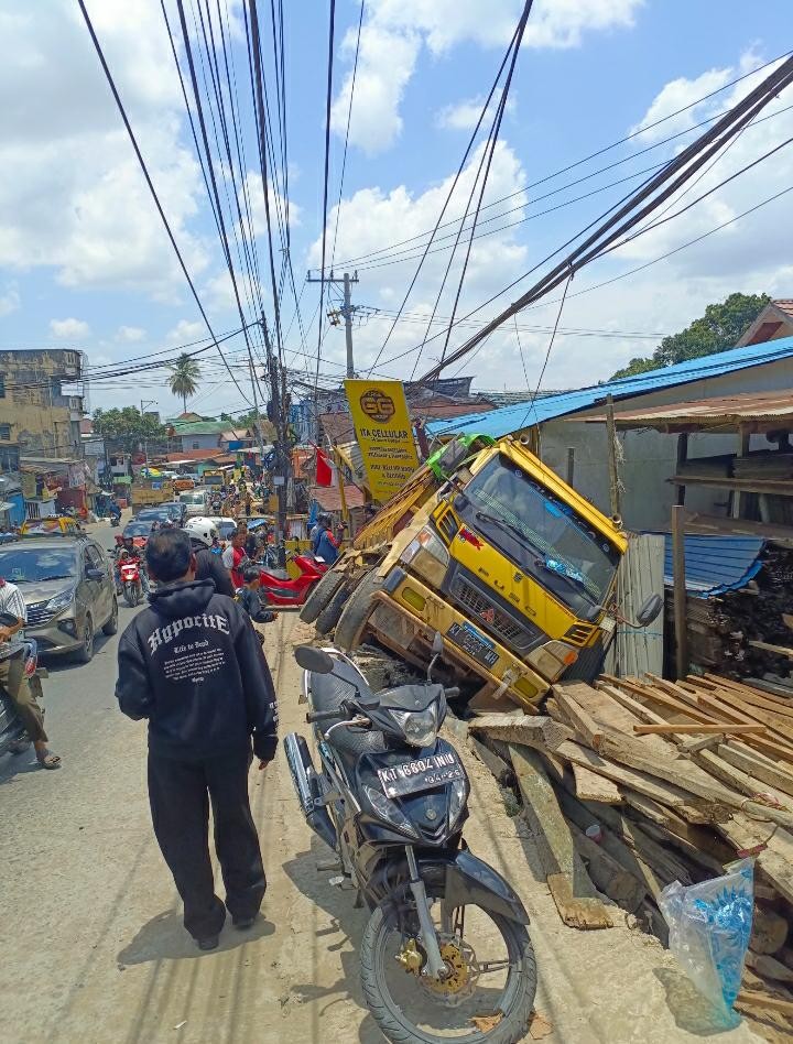Truk Pembawa Koral Tergelincir di Gunung Mangga Akibat Roda HAS Patah