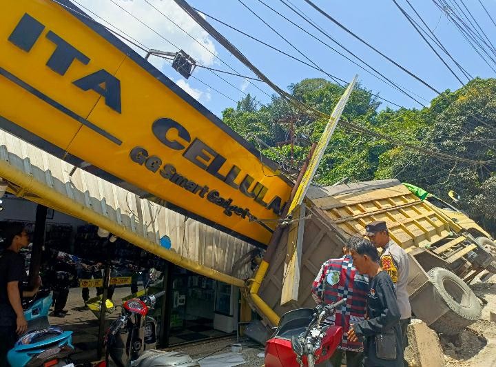 Truk Pembawa Koral Tergelincir di Gunung Mangga Akibat Roda HAS Patah