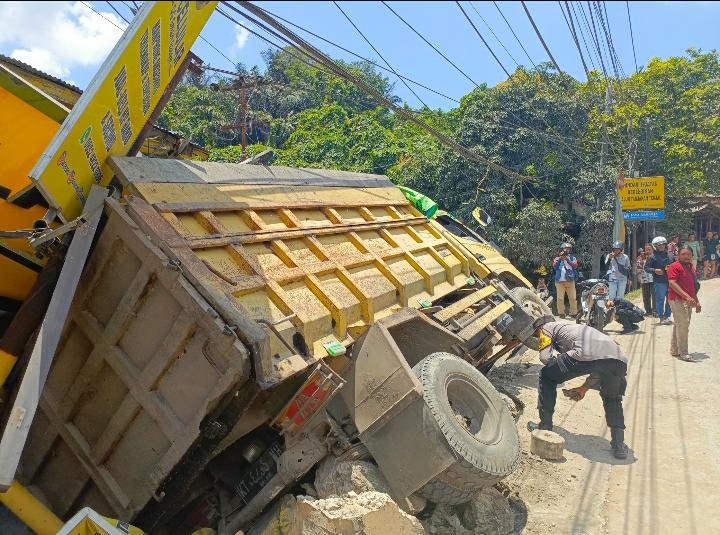 Truk Pembawa Koral Tergelincir di Gunung Mangga Akibat Roda HAS Patah