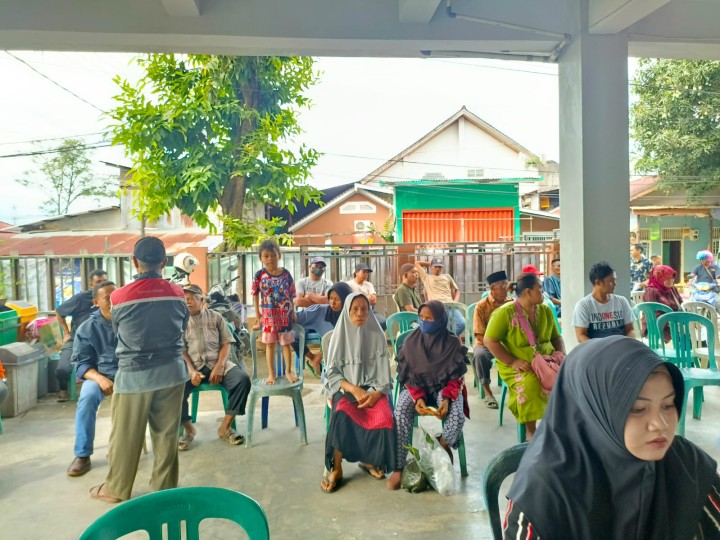 Pendistribusian Beras Bulog Oleh Lurah dan Kasi Kesejahteraan Masyarakat Kelurahan Sungai Dama