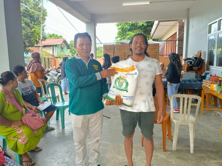 Pendistribusian Beras Bulog Oleh Lurah dan Kasi Kesejahteraan Masyarakat Kelurahan Sungai Dama