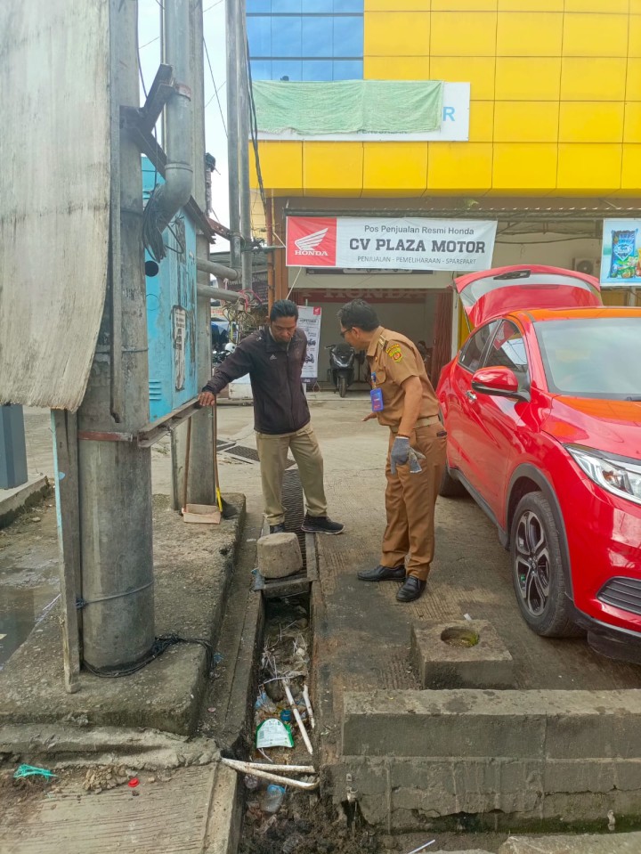 Operasi Kebersihan di Sepanjang Jalan Otto Iskandar Dinata