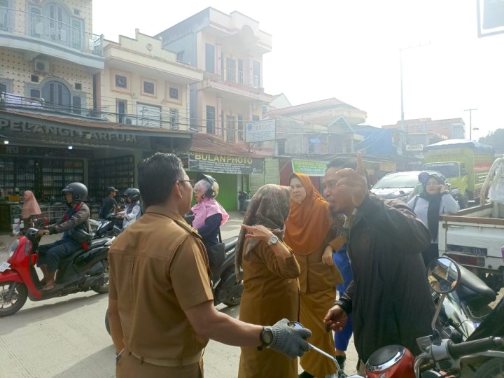 Operasi Kebersihan di Sepanjang Jalan Otto Iskandar Dinata
