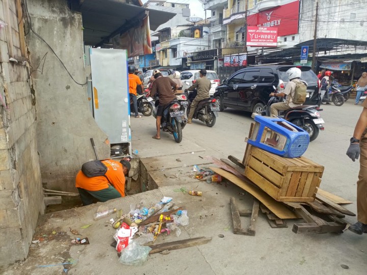 Operasi Kebersihan di Sepanjang Jalan Otto Iskandar Dinata