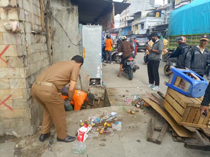 Operasi Kebersihan di Sepanjang Jalan Otto Iskandar Dinata