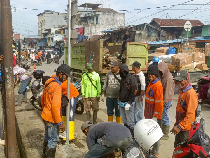 Operasi Kebersihan di Sepanjang Jalan Otto Iskandar Dinata