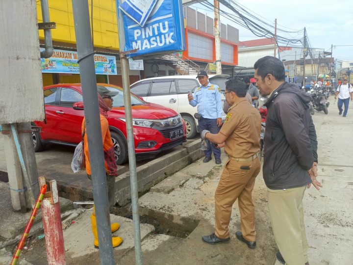 Operasi Kebersihan di Sepanjang Jalan Otto Iskandar Dinata