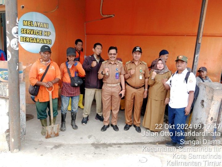 Operasi Kebersihan di Sepanjang Jalan Otto Iskandar Dinata