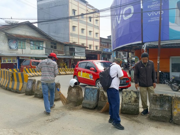 Operasi Kebersihan di Sepanjang Jalan Otto Iskandar Dinata