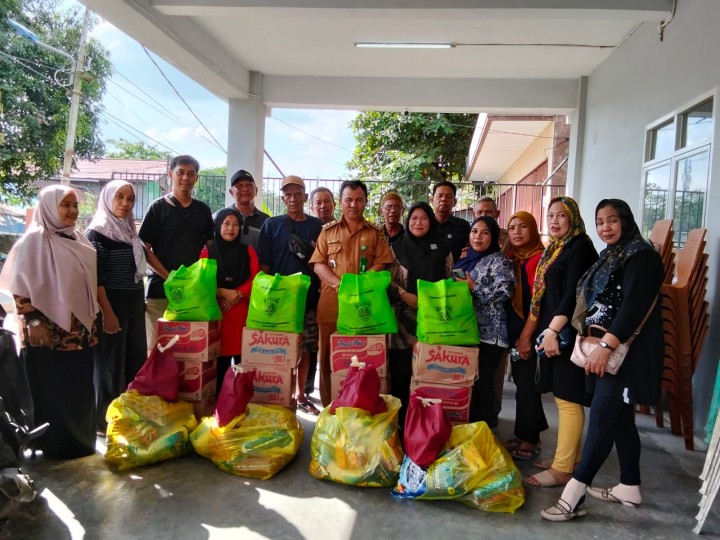 Pembagian Bantuan untuk Korban Kebakaran di Jl. Kakap, Sungai Dama