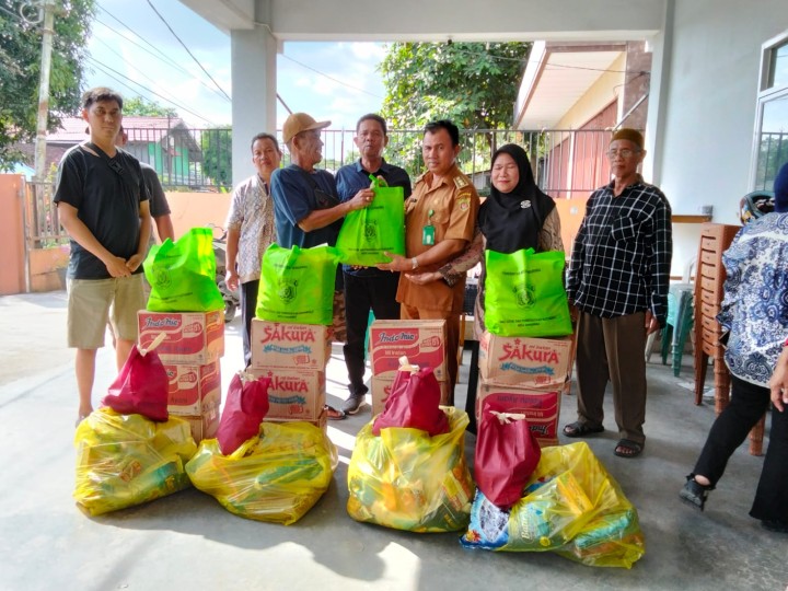 Pembagian Bantuan untuk Korban Kebakaran di Jl. Kakap, Sungai Dama