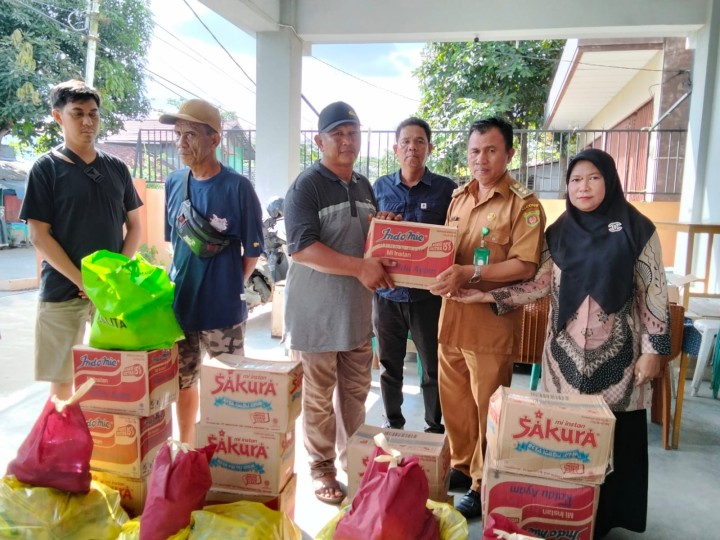 Pembagian Bantuan untuk Korban Kebakaran di Jl. Kakap, Sungai Dama