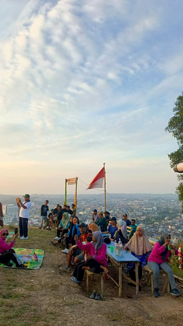 Senam Sehat Kelurahan Sungai Dama di Puncak Stelling