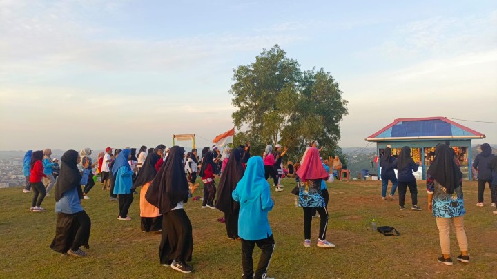 Senam Sehat Kelurahan Sungai Dama di Puncak Stelling
