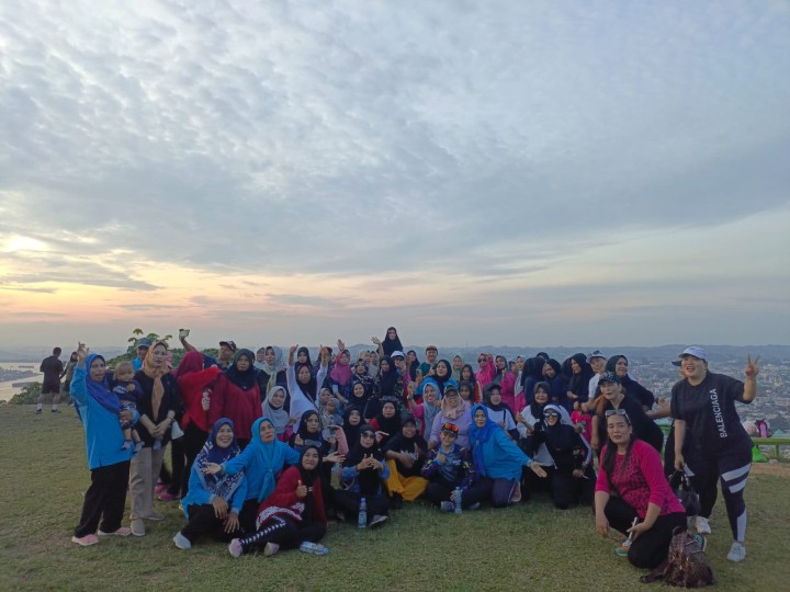 Senam Sehat Kelurahan Sungai Dama di Puncak Stelling
