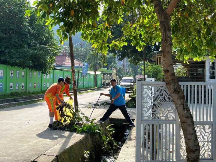Giat Jum'at : Kerja Bakti Serempak Memperingati Hari Kesetiakawanan Nasional