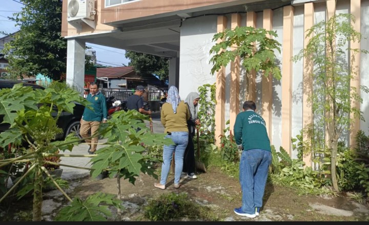 Gotong royong di kelurahan Sungai Dama