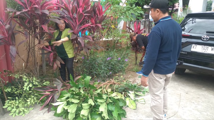 Giat Jum'at : Gotong-royong Halaman Taman Kelurahan Sungai Dama