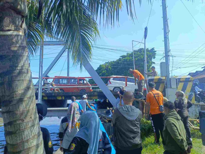 Penegakan Ketertiban Umum: Satpol PP Tertibkan Kolong Jembatan Sungai Dama