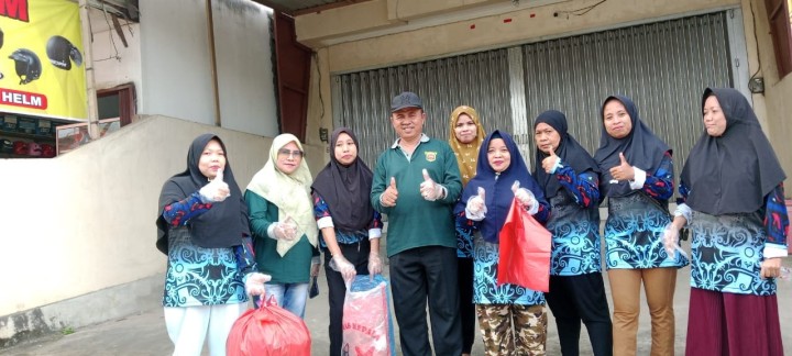 Gotong Royong : Kelurahan Sungai Dama Bersama Babinsa,Babinkamtimas Dan Ibu-Ibu Dasawisma Turun Kelapangan
