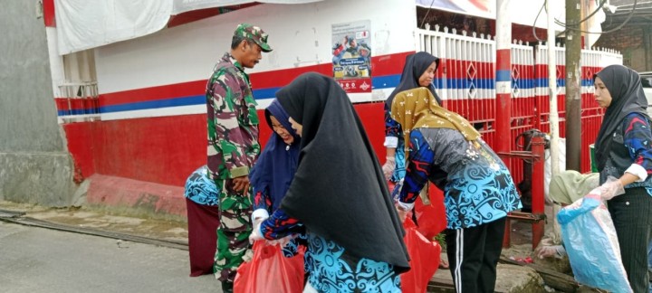 Gotong Royong : Kelurahan Sungai Dama Bersama Babinsa,Babinkamtimas Dan Ibu-Ibu Dasawisma Turun Kelapangan