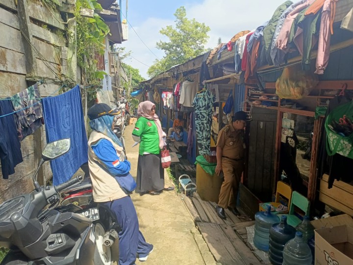 Lurah Sungai Dama Tinjau Proses Verifikasi Data Warga Miskin Ekstrem