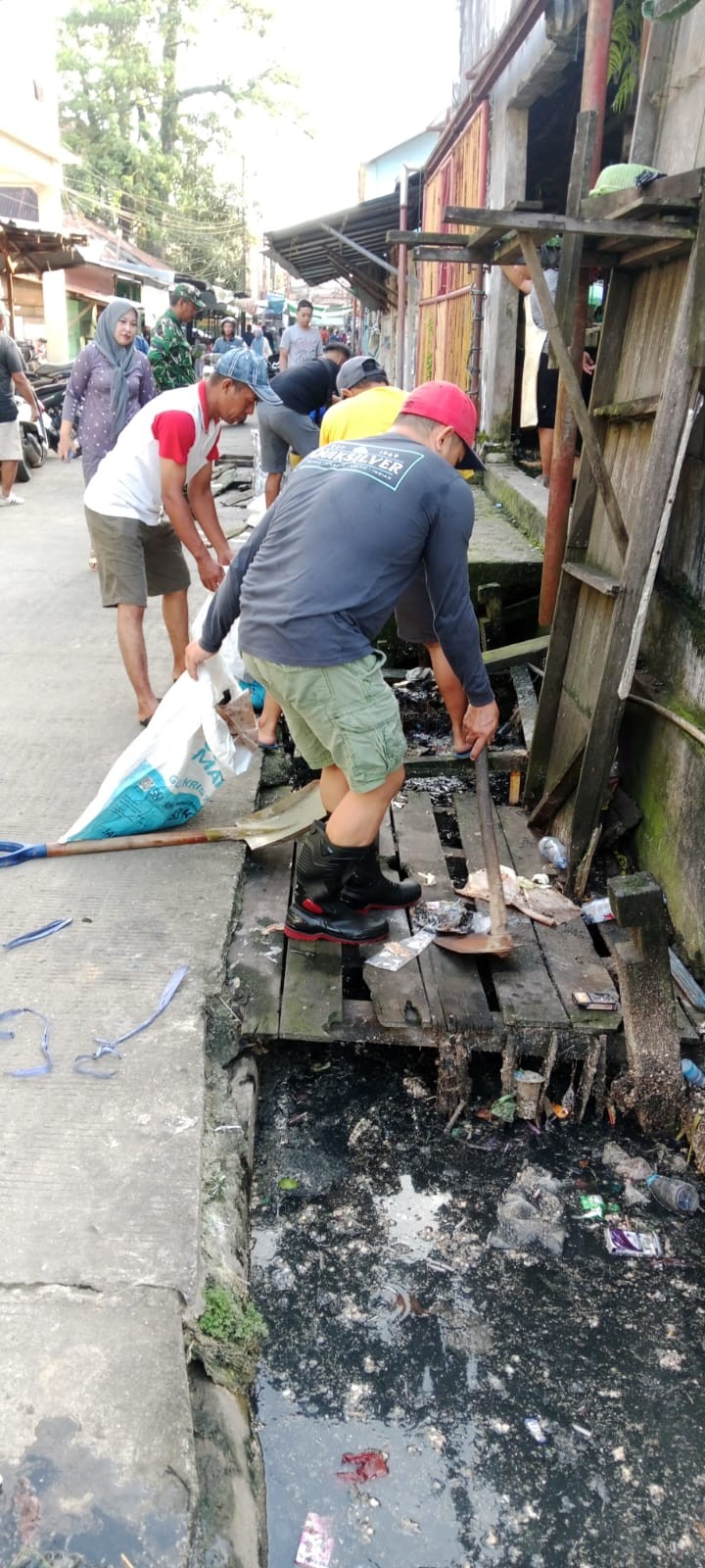 Gotong Royong Warga dan Aparat untuk Kelurahan Sungai Lebih Bersih dan Sehat"