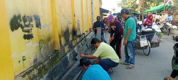 Gotong Royong Warga dan Aparat untuk Kelurahan Sungai Lebih Bersih dan Sehat"