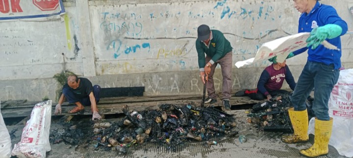 Gotong Royong Warga dan Aparat untuk Kelurahan Sungai Lebih Bersih dan Sehat"