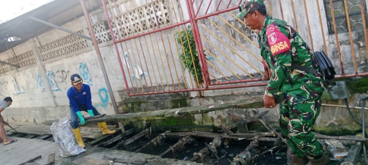 Gotong Royong Warga dan Aparat untuk Kelurahan Sungai Lebih Bersih dan Sehat"