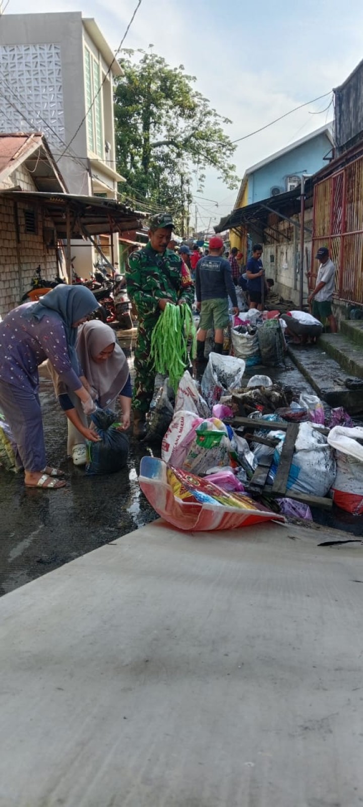 Gotong Royong Warga dan Aparat untuk Kelurahan Sungai Lebih Bersih dan Sehat"