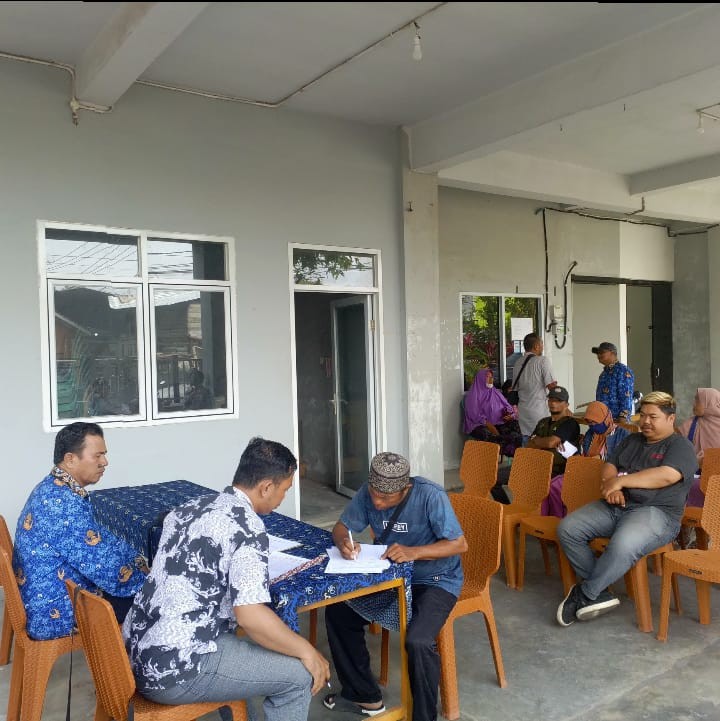 penandatanganan dan pemberkasan bedah rumah warga kelurahan Sungai Dama