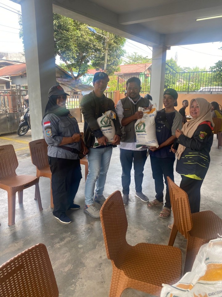 Distribusi Bantuan Pangan Di Kelurahan Sungai Dama Hari Kedua