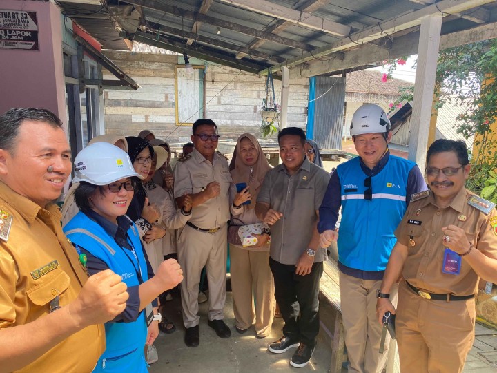 Bantuan Pemasangan Listrik Gratis "LIGHT UP THE DREAM" DI RT 33
