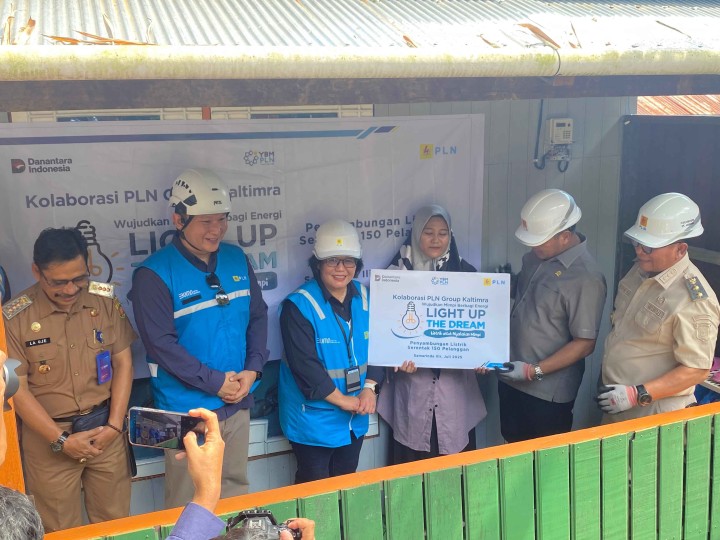 Bantuan Pemasangan Listrik Gratis "LIGHT UP THE DREAM" DI RT 33