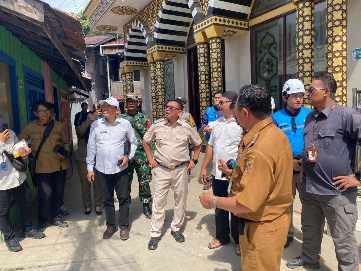Bantuan Pemasangan Listrik Gratis "LIGHT UP THE DREAM" DI RT 33