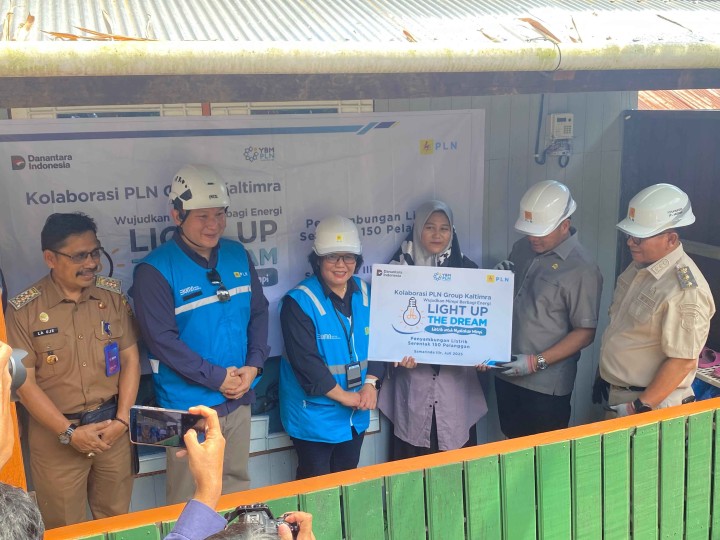 Bantuan Pemasangan Listrik Gratis "LIGHT UP THE DREAM" DI RT 33