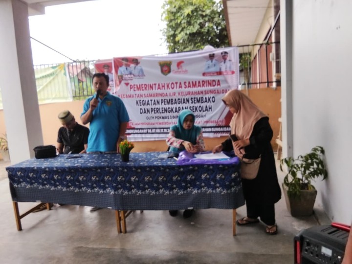 Pembagian Sembako Dan Perlengkapan Sekolah Oleh Pokmas 3 Di kelurahan Sungai Dama