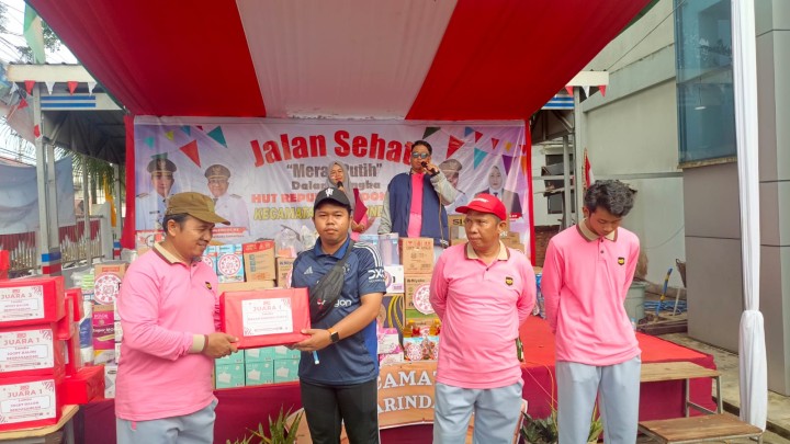Jalan Sehat Kecamatan Samarinda Ilir Meriahkan HUT ke-80 RI