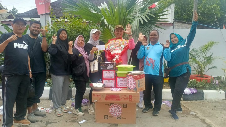 Jalan Sehat Kecamatan Samarinda Ilir Meriahkan HUT ke-80 RI