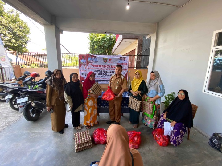 Pembagian Sembako oleh Pokmas 3 di Kelurahan Sungai Dama