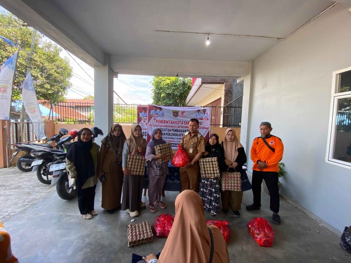 Pembagian Sembako oleh Pokmas 3 di Kelurahan Sungai Dama