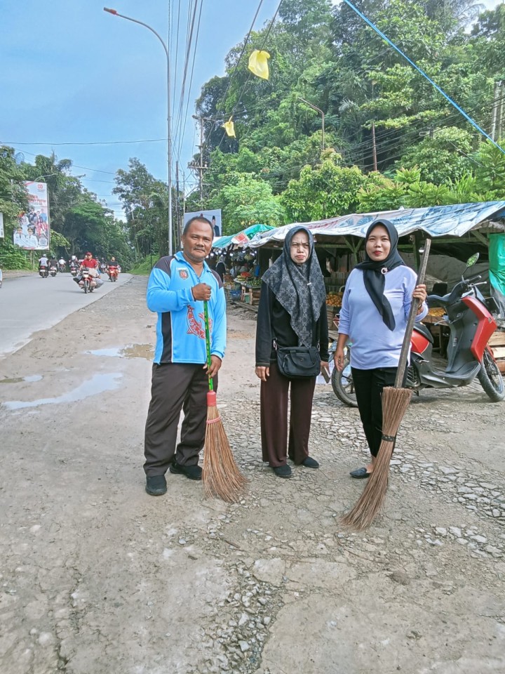 Gotong Royong Di Kawasan Kelurahan Sungai Dama