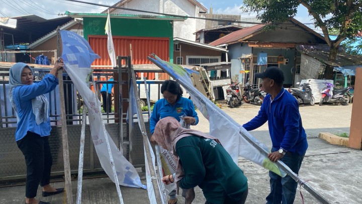 “Kelurahan Sungai Dama Ikuti Gotong Royong Bersama Kecamatan Samarinda Ilir dan Gelar Kerja Bakti Pencabutan Umbul-Umbul”