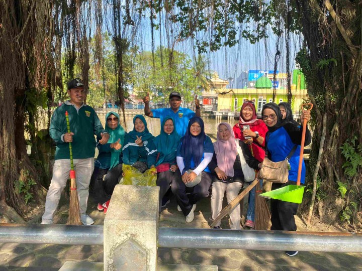 “Kelurahan Sungai Dama Ikuti Gotong Royong Bersama Kecamatan Samarinda Ilir dan Gelar Kerja Bakti Pencabutan Umbul-Umbul”