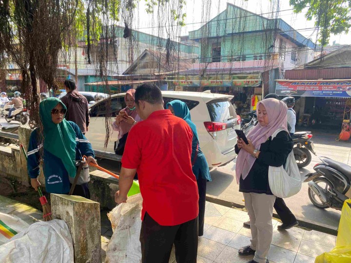 “Kelurahan Sungai Dama Ikuti Gotong Royong Bersama Kecamatan Samarinda Ilir dan Gelar Kerja Bakti Pencabutan Umbul-Umbul”