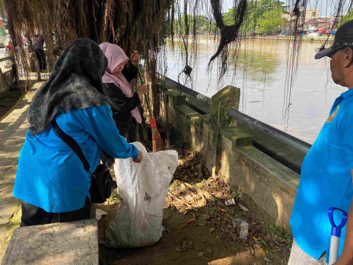 “Kelurahan Sungai Dama Ikuti Gotong Royong Bersama Kecamatan Samarinda Ilir dan Gelar Kerja Bakti Pencabutan Umbul-Umbul”